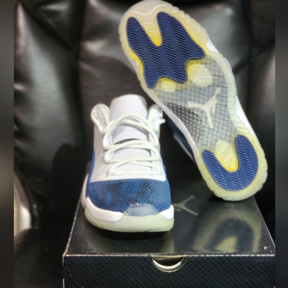 Air Jordan 11 Retro Low LE Size 12 Men - Picture 4 of 7